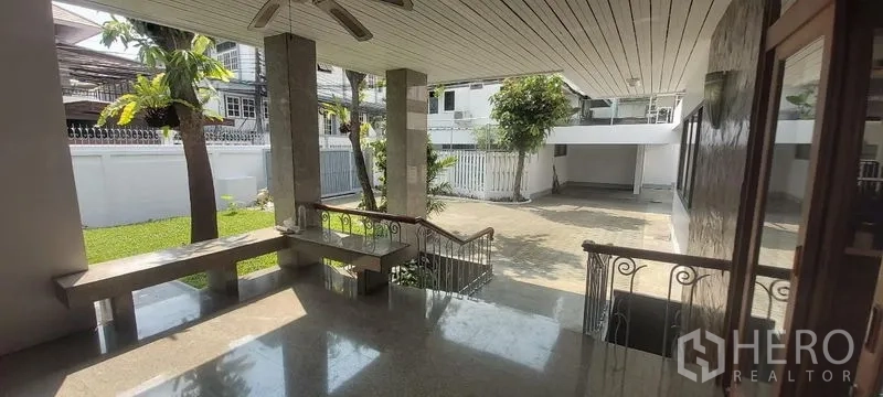 独立式住宅 出租在Pathum Wan, Bangkok - 有顶露台，可俯瞰花园与铺装停车区