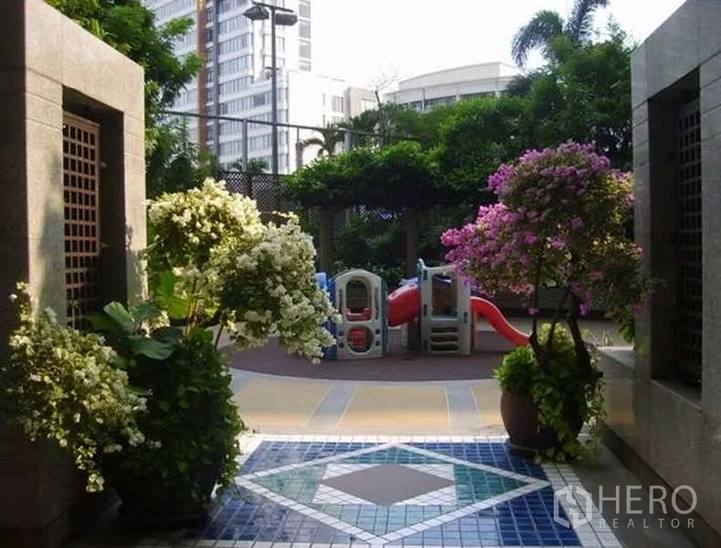 Condominium for sale in Pathum Wan, Bangkok - Landscaped garden with playground and blooming shrubs