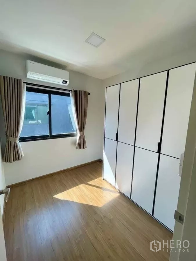 联排别墅 出租在Bang Phli, Samut Prakan - 第三卧室，内置衣柜、空调与自然采光