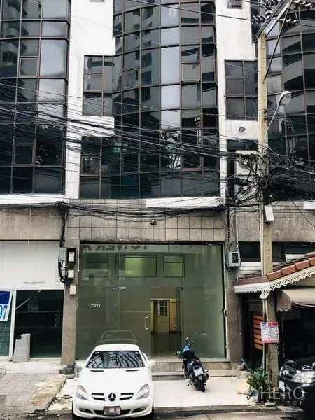 สำนักงาน ให้เช่าในKhlong Toei, Bangkok - ด้านนอกอาคารพาณิชย์กระจกทรงสูง พร้อมที่จอดริมถนนในย่านคลองเตย