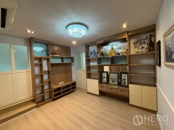 Townhouse for rent in Suan Luang, Bangkok - Multipurpose room with custom wood built-in shelves and display cabinetry.