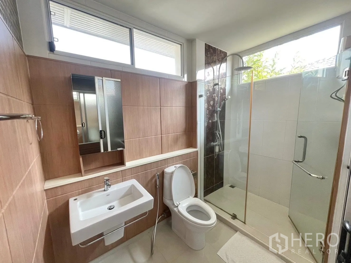 บ้านเดี่ยว for rent in Prawet, Bangkok - ห้องน้ำผนังลายไม้พร้อมตู้กระจกและห้องอาบน้ำกระจก