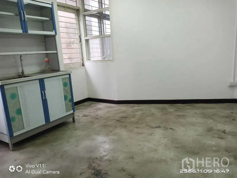 办公空间 出租在Bang Na, Bangkok - 转角茶水间，不锈钢水槽、蓝白柜体与推拉窗。