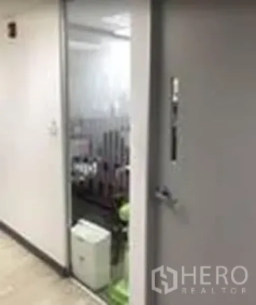 Office Space for rent in Khlong Toei, Bangkok - Private office area with a glass partition and solid door.