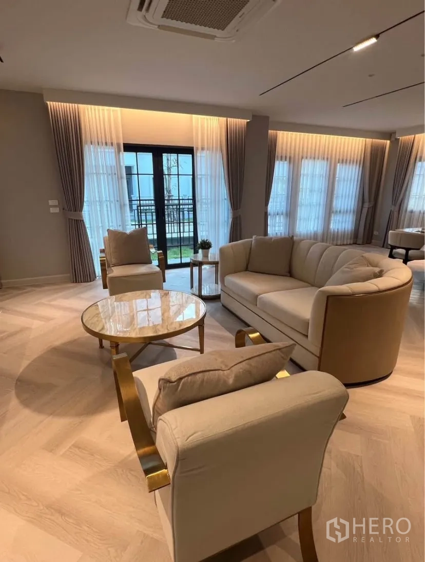 独栋房屋 for rent in Bang Phli, Samut Prakan - 明亮起居区，面向推拉门，纱帘与隐藏灯带营造氛围。