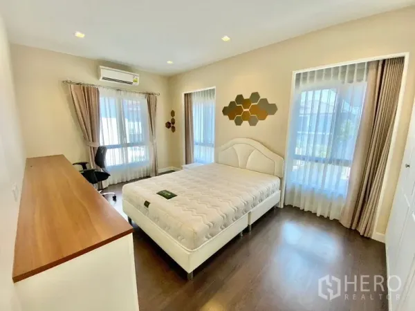 独立式住宅 出租在Prawet, Bangkok - 采光充足的次卧，大窗帘与书桌