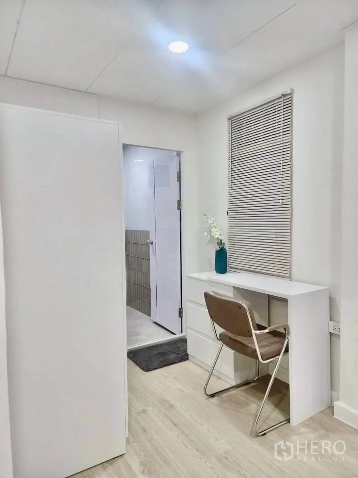 บ้านเดี่ยว for rent in Huai Khwang, Bangkok - มุมทำงานขนาดกะทัดรัดมีโต๊ะและตู้เสื้อผ้า ติดกับห้องน้ำ
