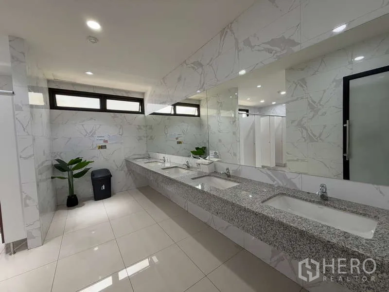 สำนักงาน ให้เช่าในHuai Khwang, Bangkok - ห้องน้ำสมัยใหม่ ผนังลายหินอ่อน เคาน์เตอร์หินแกรนิตยาว หลายอ่างล้างมือ