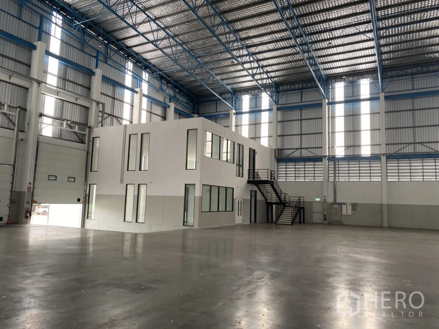货栈 出租在Chachoengsao - 超大仓库大厅，内置两层办公盒体与金属楼梯。