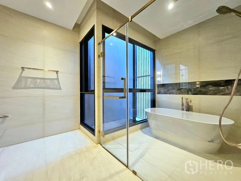 บ้าน ให้เช่าในBang Kapi, Bangkok - ห้องน้ำหรู พร้อมตู้ฝักบัวกระจก อ่างอาบน้ำเดี่ยว และหน้าต่างบานใหญ่