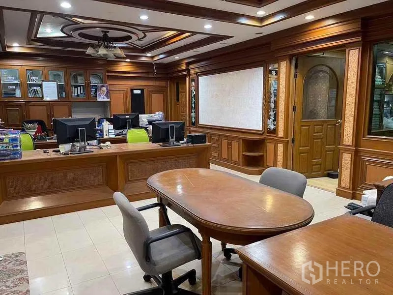 Factory for rent in Phra Samut Chedi, Samut Prakan - Large meeting and open‑plan office area with built‑in wooden cabinetry.