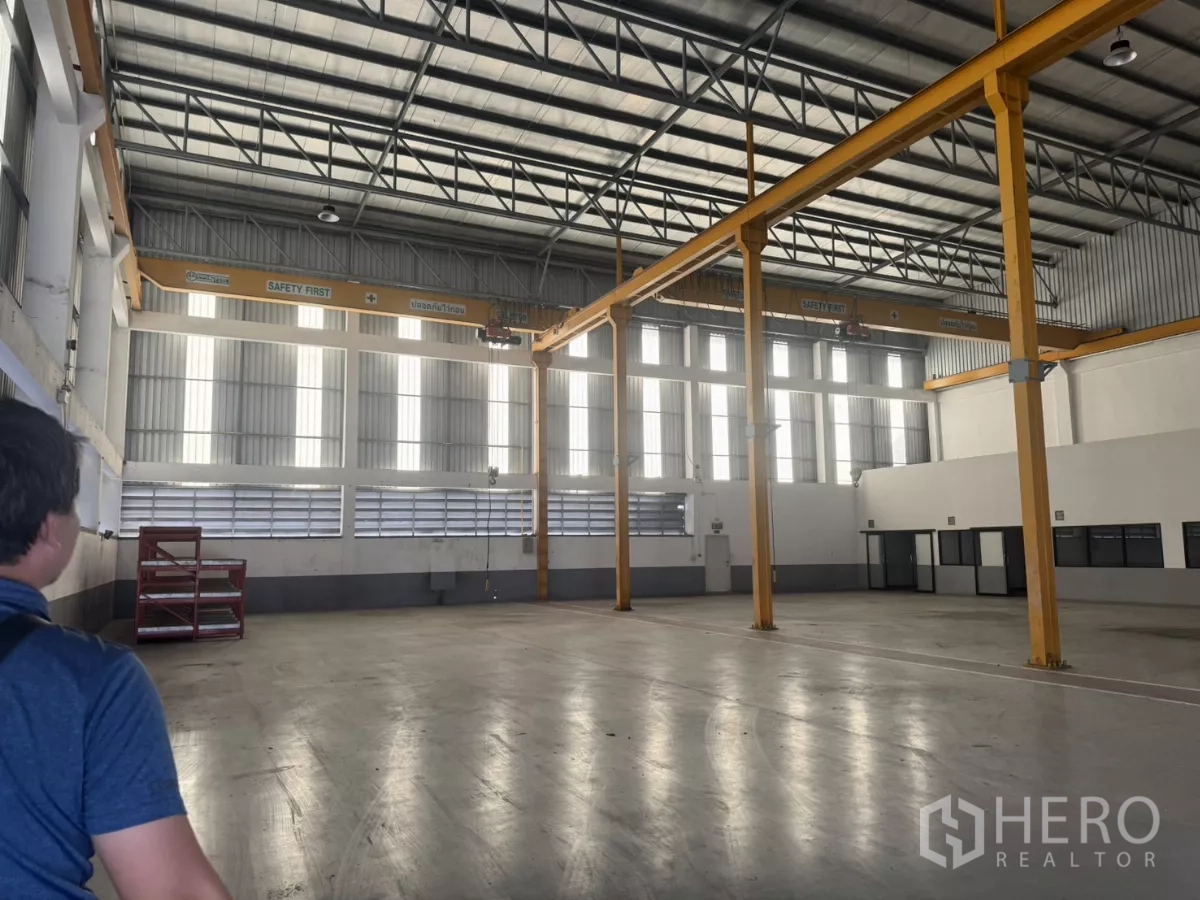 Factory for rent or sale in Bang Phli, Samut Prakan - Bright warehouse interior with crane runways and high clerestory windows.