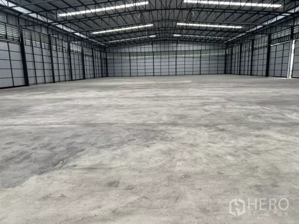 货栈 出租在Lat Lum Kaeo, Pathum Thani - 开阔的仓库地坪，重载混凝土适合叉车与货架布置