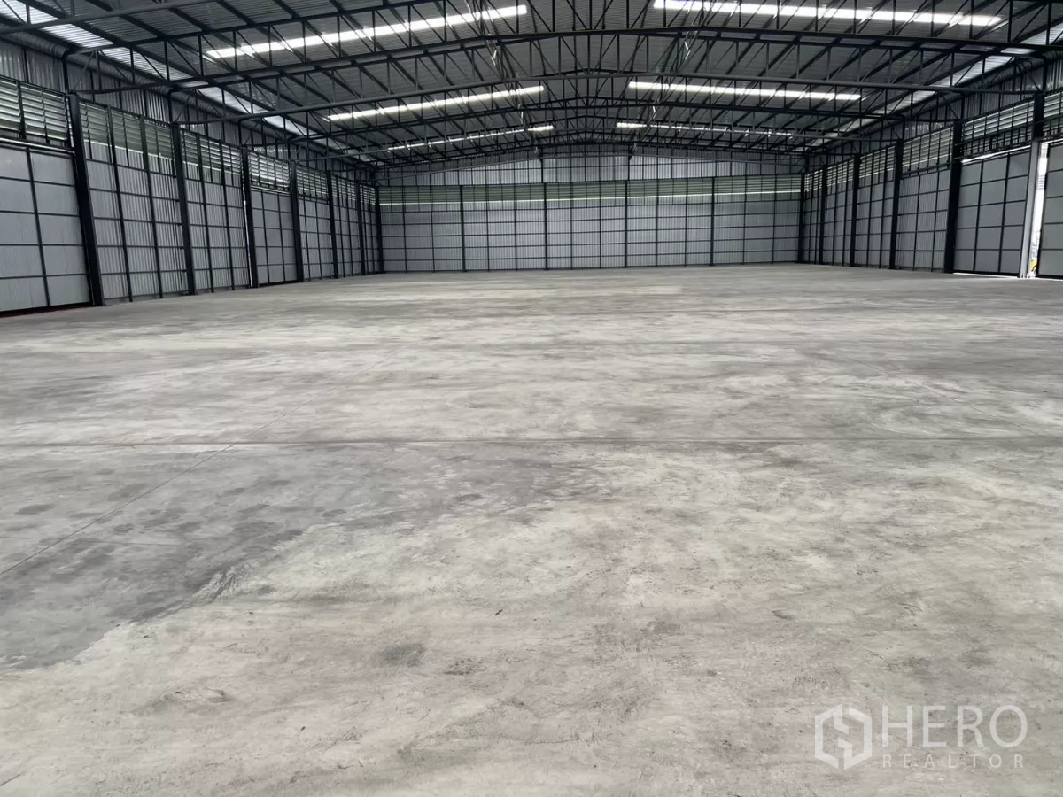 货栈 出租在Lat Lum Kaeo, Pathum Thani - 开阔的仓库地坪，重载混凝土适合叉车与货架布置