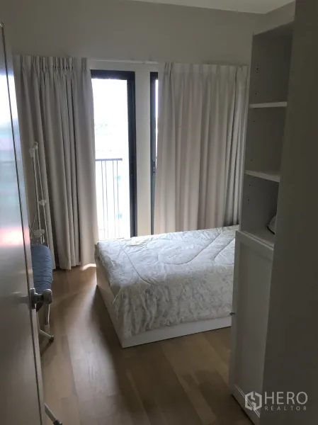 公寓 出租在Watthana, Bangkok - 采光良好的第二卧室，配双人床，落地窗可直达阳台