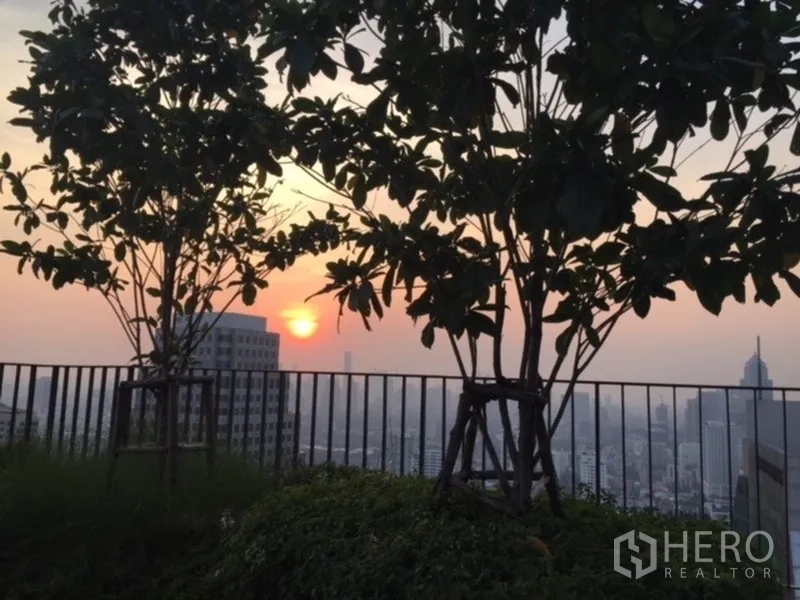 คอนโด ให้เช่าในWatthana, Bangkok - สวนดาดฟ้ายามพระอาทิตย์ตก พร้อมต้นไม้และราวระเบียงมองเห็นเมือง