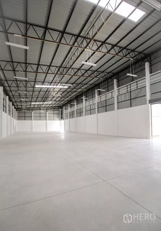 工厂 出租或出售在Bang Len, Nakhon Pathom - 无柱大空间仓库，通风百叶与平整混凝土地面。
