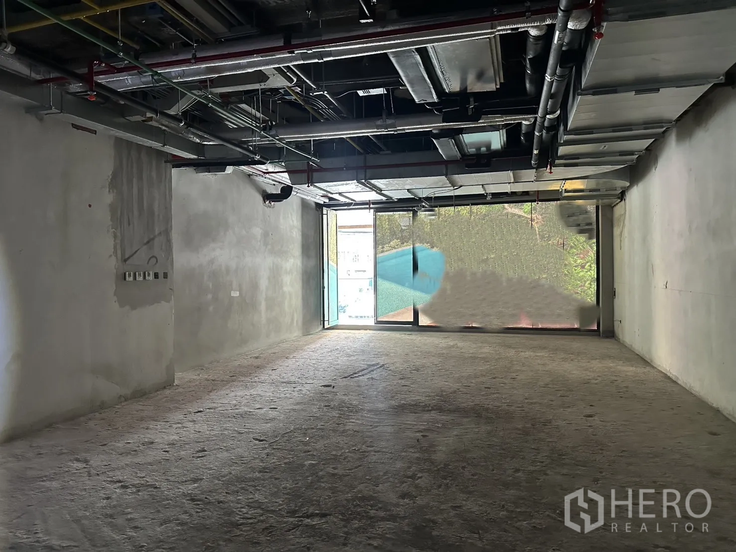 零售空间 for rent in Bang Rak, Bangkok - 毛坯零售单元，裸露天花机电、混凝土地面与整面落地玻璃门面。