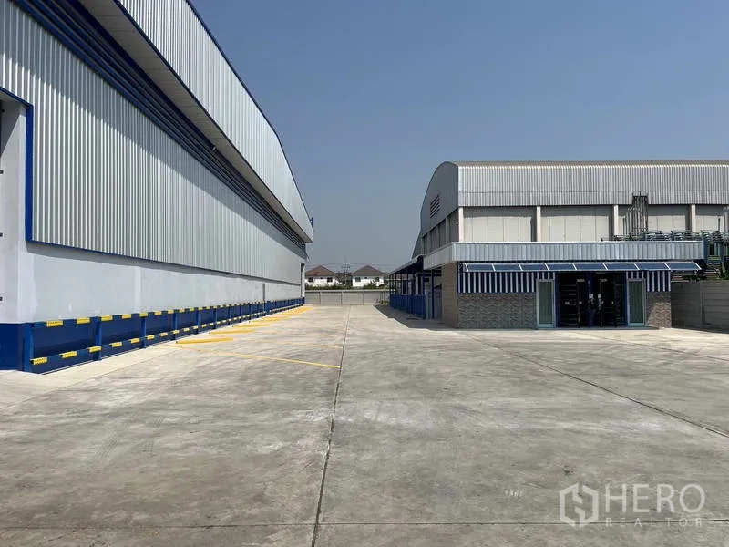 货栈 出租在Khlong Luang, Pathum Thani - 建筑间宽大的混凝土场地，可停车与卡车调头
