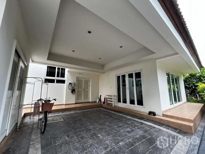 独立式住宅 出租在Prawet, Bangkok - 带推拉门与地砖的有顶车棚与露台。