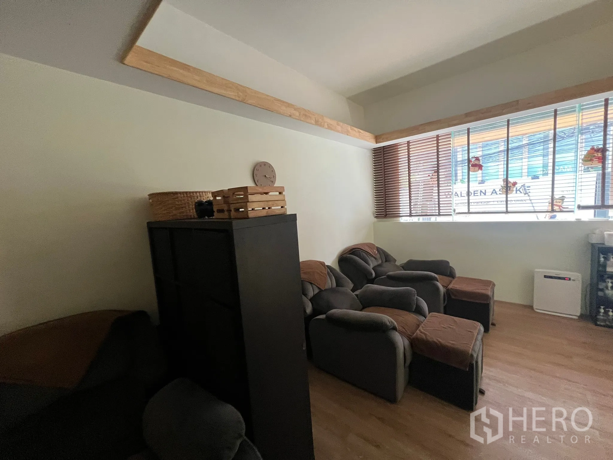 Retail Space for rent in Khlong Toei, Bangkok - Alternate lounge view with multiple recliners, wood flooring and a wide window.