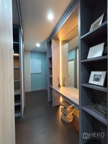 Detached House for rent in Bang Kapi, Bangkok - Dressing corridor with built-in shelving and lighted vanity mirror.