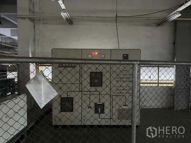 工厂 出租在Khlong Luang, Pathum Thani - 被铁丝网护栏围起的电气控制柜