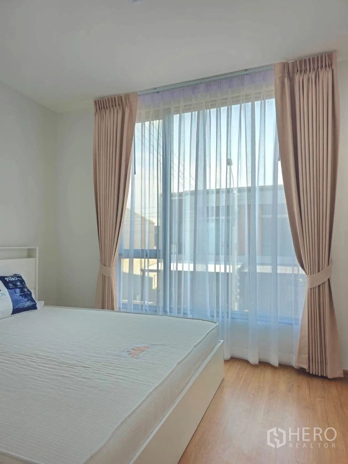 ทาวน์เฮาส์ for rent in Bang Phli, Samut Prakan - ห้องนอนพร้อมหน้าต่างสูงเต็มบานและผ้าม่านโปร่ง