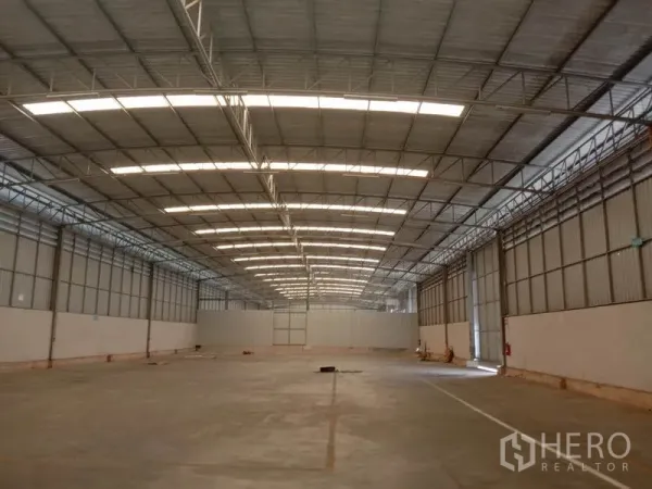 คลังสินค้า ให้เช่าในLat Krabang, Bangkok - พื้นที่ภายในโกดังโล่ง เพดานทรัสเหล็กสูง มีช่องแสงบนหลังคาและพื้นคอนกรีต