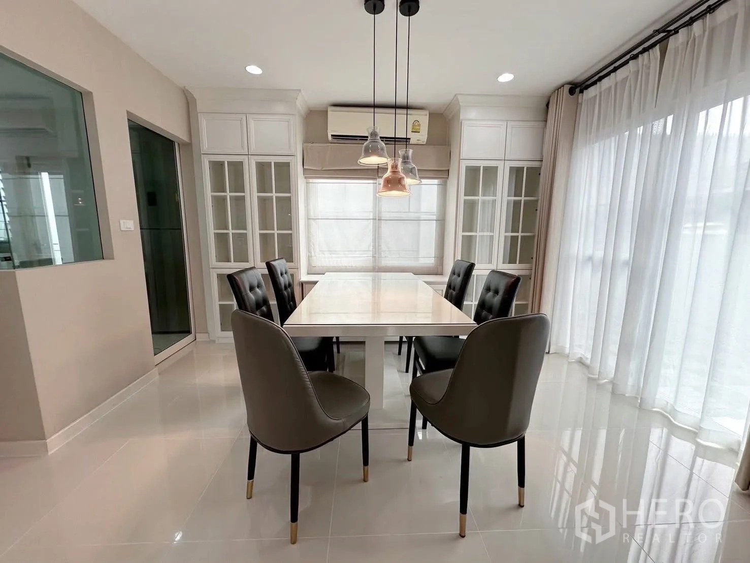 บ้าน ให้เช่าหรือขายในBang Phli, Samut Prakan - ห้องทานอาหาร 6 ที่นั่ง โคมไฟแขวน และตู้กระจกสูง