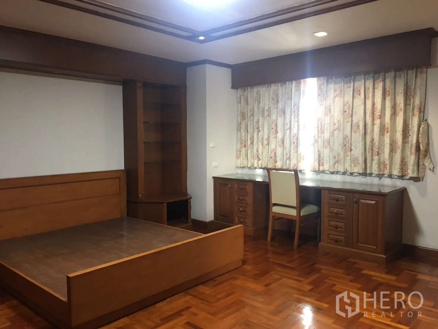 公寓 出租在Watthana, Bangkok - 次卧带平台床、超长书桌、书架与花纹窗帘。