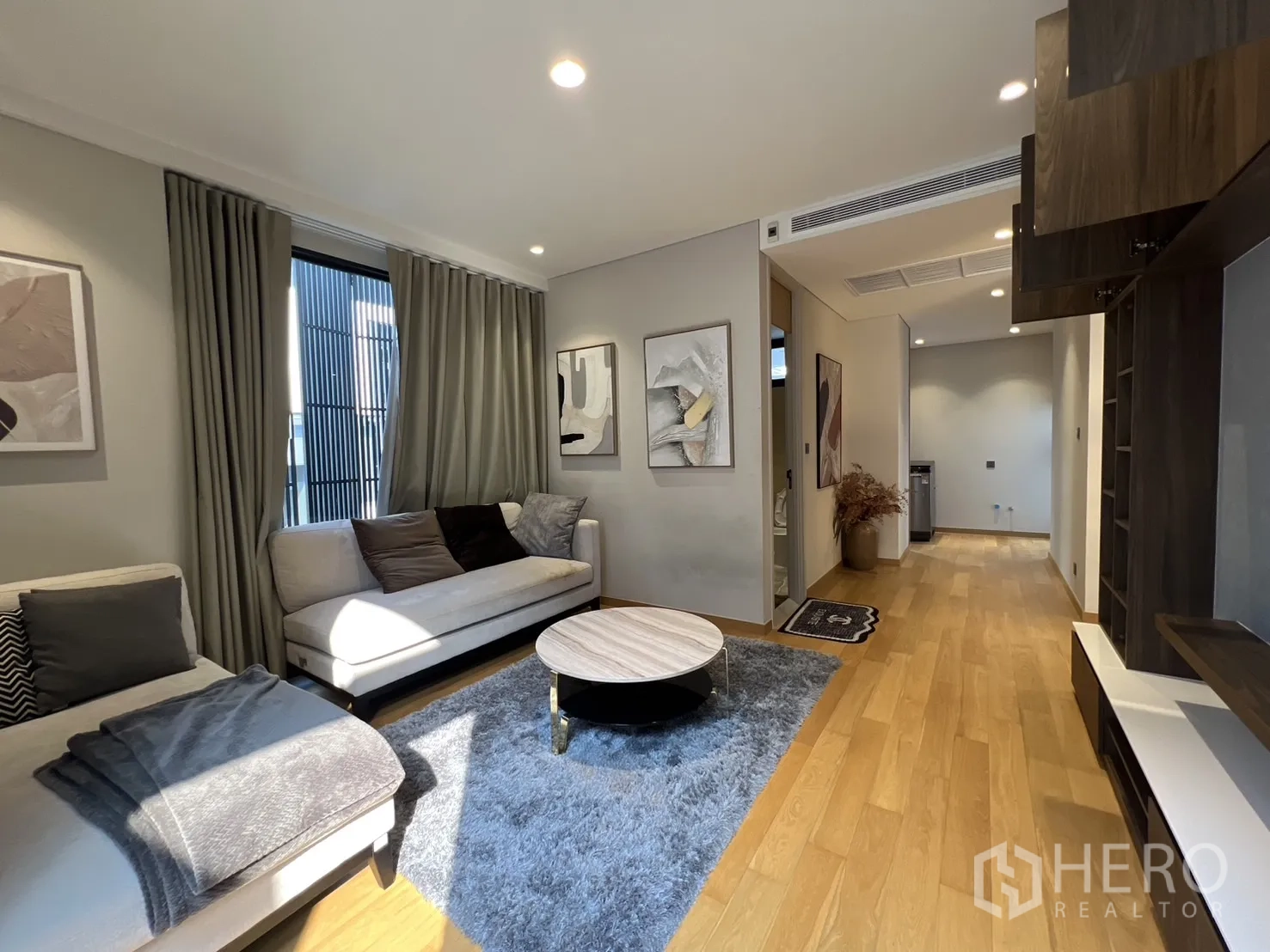 Detached House for rent in Suan Luang, Bangkok - Cozy sitting area with sofas, rug and artwork next to balcony.