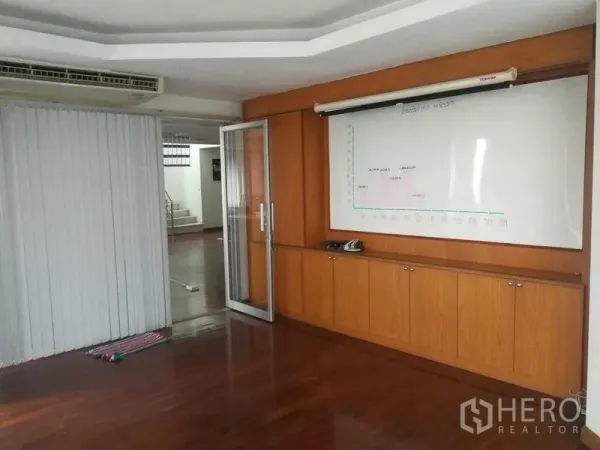 带办公室的家 出租在Saphan Sung, Bangkok - 会议室配备木质储物柜、投影幕和玻璃门。
