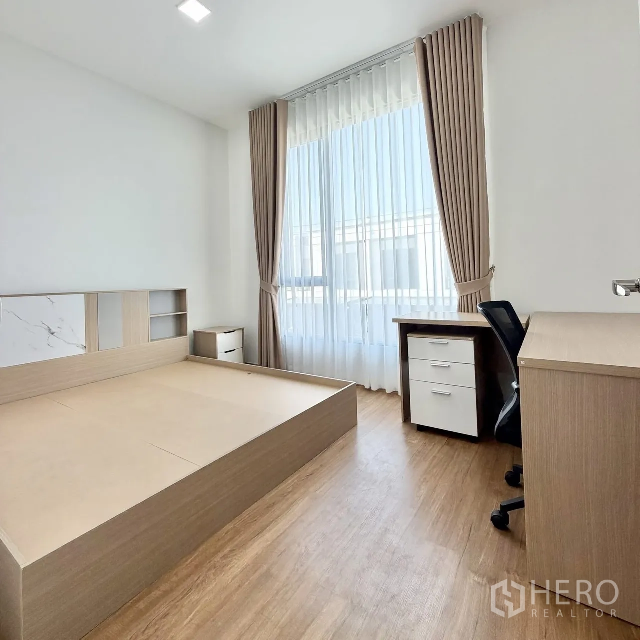 联排别墅 for rent in Bang Phli, Samut Prakan - 采光充足的主卧，平台床、书桌和大窗配纱帘