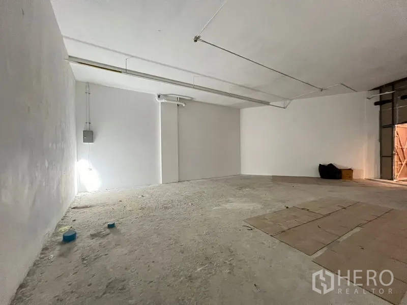 Retail Space for rent - Spacious 96 sqm retail space with white walls, exposed services and even ceiling lighting for a flexible layout.