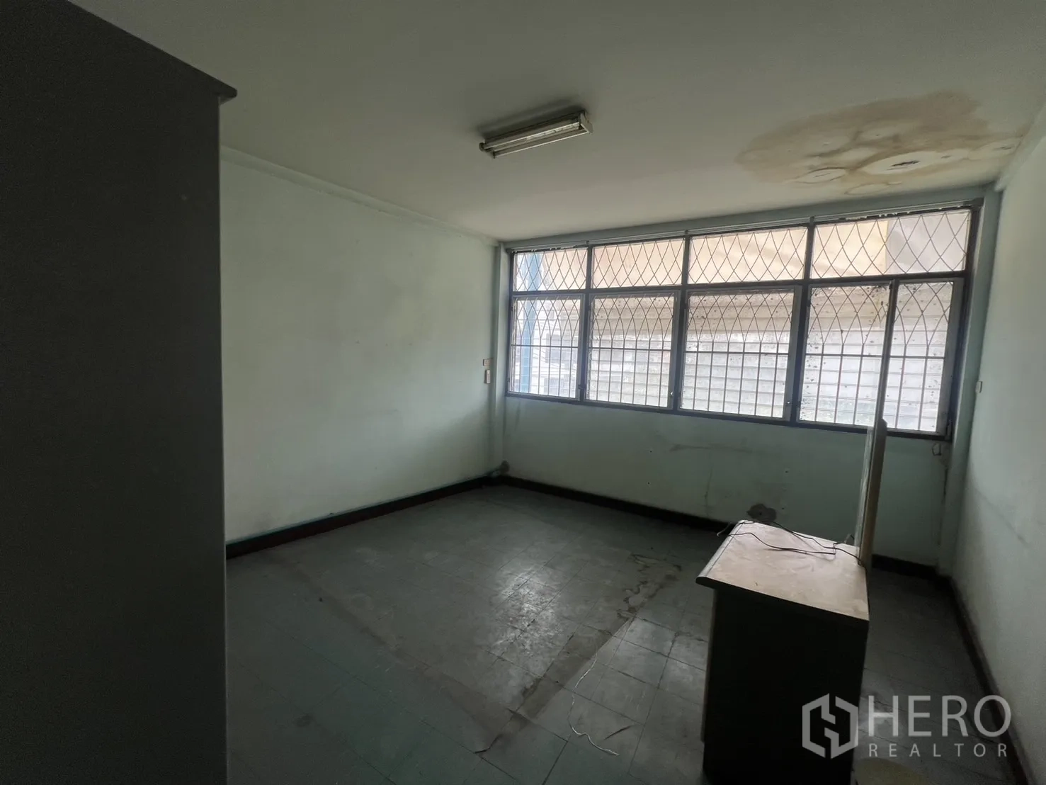 店屋 出租在Watthana, Bangkok - 紧凑办公式房间，带防盗窗与顶灯。