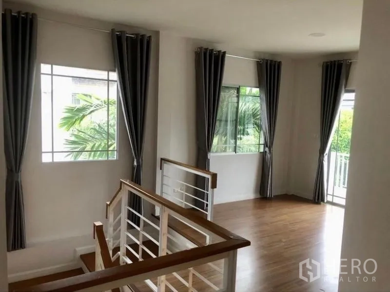 บ้าน ให้เช่าในPrawet, Bangkok - โถงบันไดชั้นบน ปูพื้นไม้ มีหน้าต่างขนาดใหญ่และทางออกระเบียง
