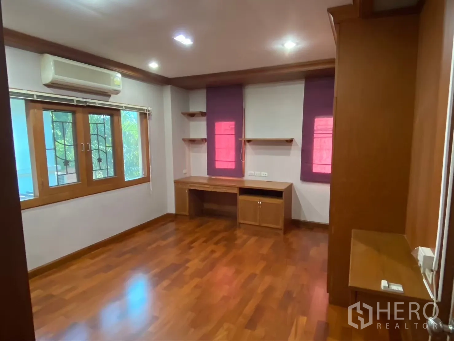 Detached House for rent in Watthana, Bangkok - Another angle of the same bedroom with wide windows and purple blinds.