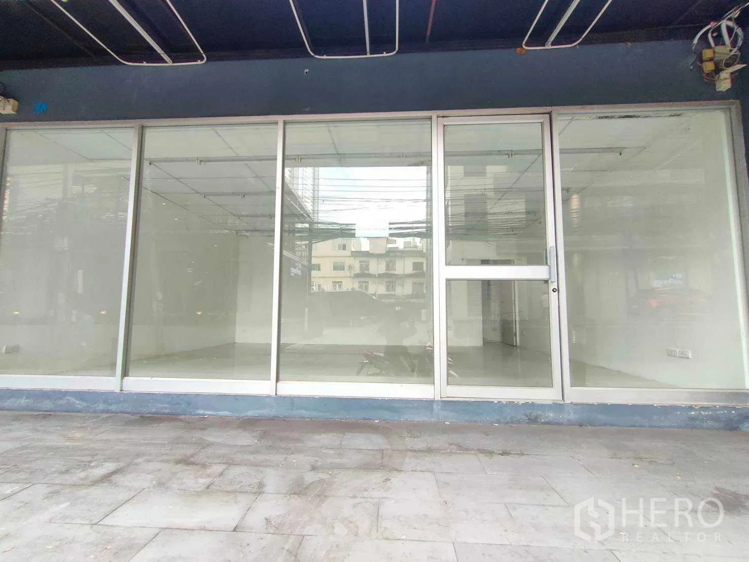 零售空间 出租在Khlong Toei, Bangkok - 超大玻璃门面与推拉门，前方留有展示与招牌空间。