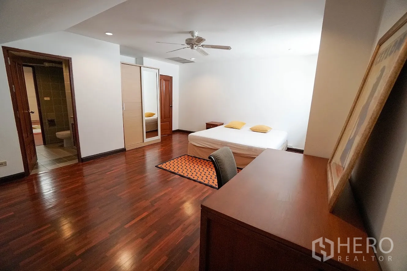 房间 出租在Watthana, Bangkok - 第三卧室，双人床、书桌与套卫门。