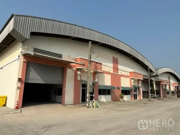 工厂 出租在Bang Phli, Samut Prakan - 邦普里工厂外观，临街排屋式厂房与大型卷帘门