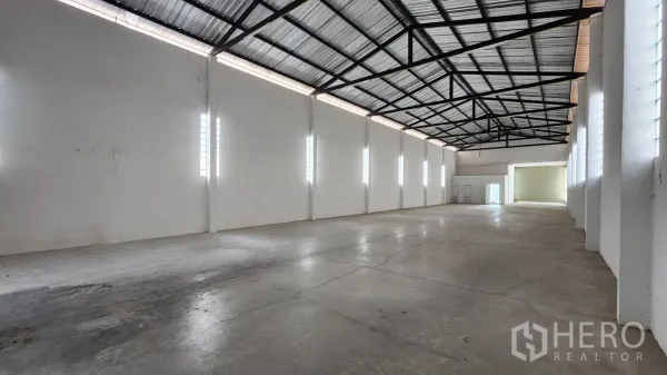 คลังสินค้า ให้เช่าในBang Khun Thian, Bangkok - โกดังโล่งเพดานสูง มีหน้าต่างระบายอากาศหลายจุด