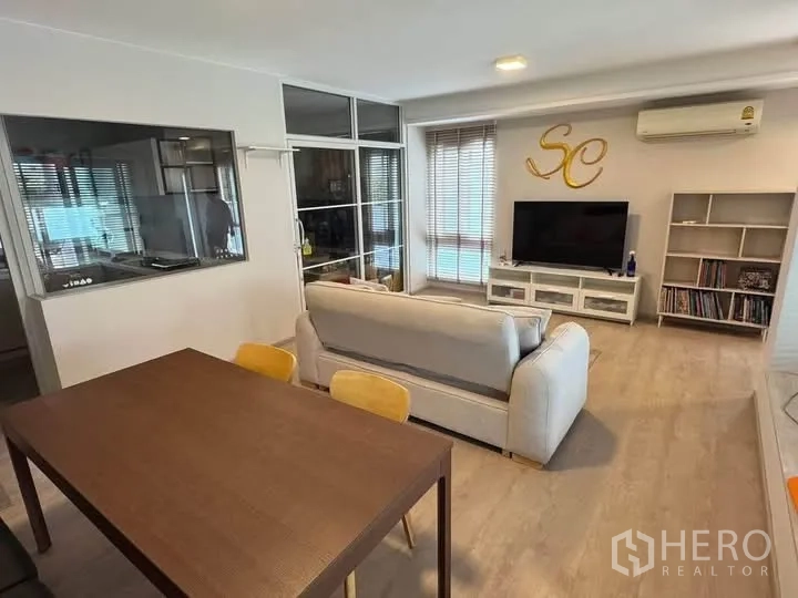 半独立式住宅 for rent in Prawet, Bangkok - 开放式客餐区，电视柜与玻璃隔断房间一并呈现。