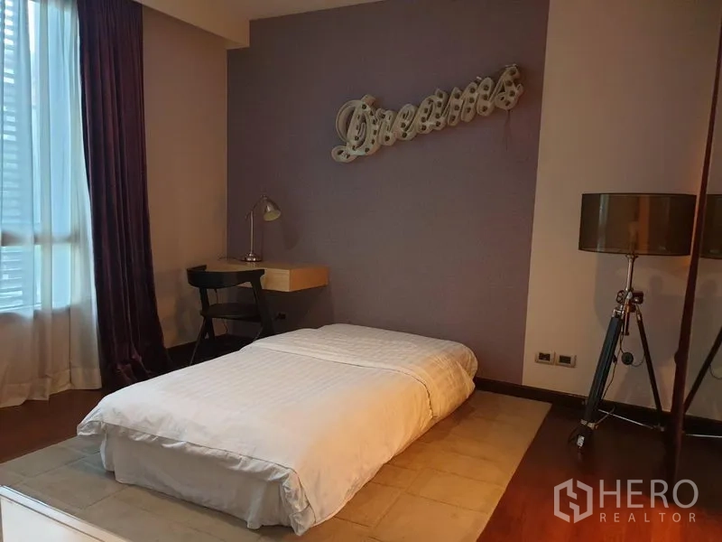 独立式住宅 出售在Watthana, Bangkok - 温馨卧室，低台床、紫色特色墙与书桌。