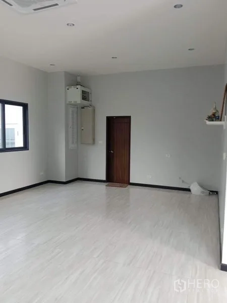 工厂 出租或出售在Lam Luk Ka, Pathum Thani - 小型办公角落，木门与挑高天花。