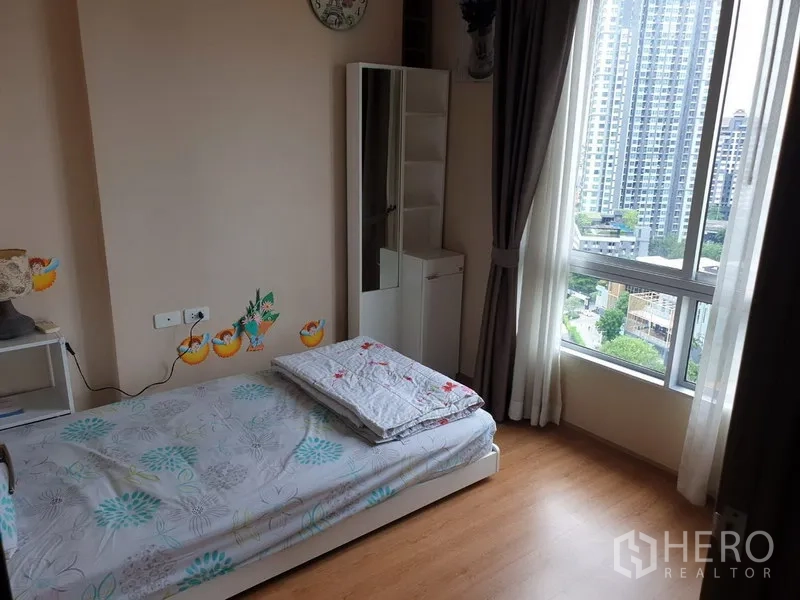 公寓 出租在Watthana, Bangkok - 次卧配单人床、收纳柜与大转角窗