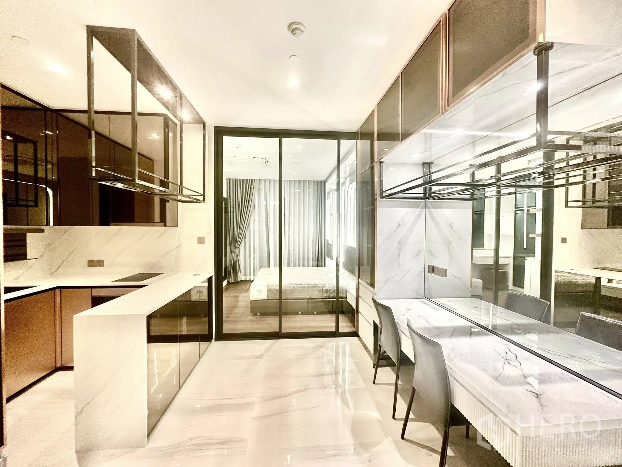 公寓 for rent in Sathon, Bangkok - 明亮的一体化厨房配大理石台面，旁有长吧台并面向卧室。