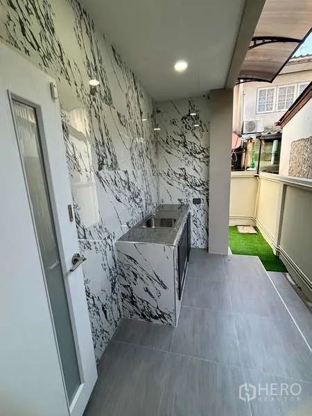 独立式住宅 出租或出售在Suan Luang, Bangkok - 带顶户外湿区厨房，水槽与大理石纹墙面