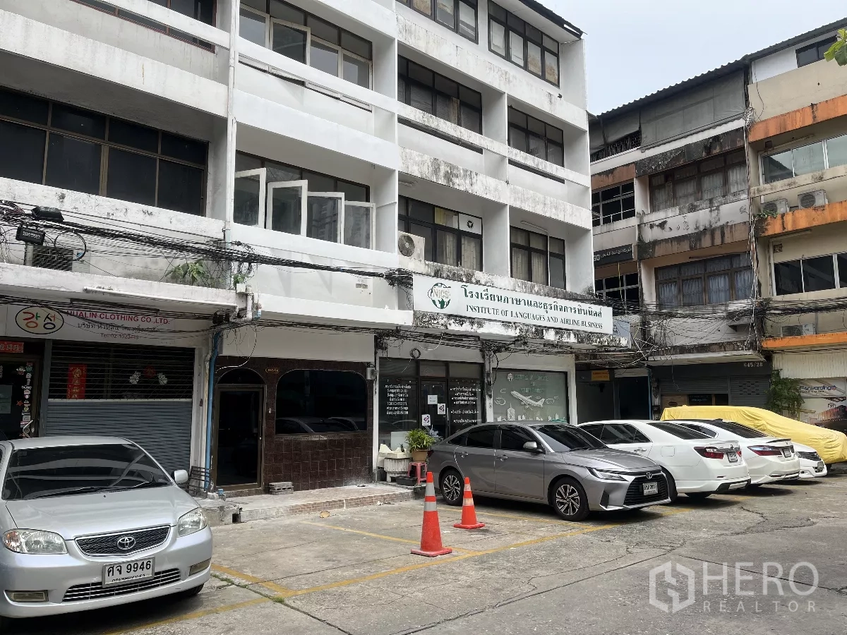 Home Office for rent in Khlong Toei, Bangkok - Four-storey townhouse facade with parking bays and street view in Bangkok.