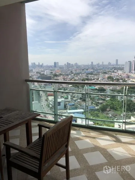 คอนโด ให้เช่าในBang Kho Laem, Bangkok - ระเบียงชั้นสูง ราวกระจก พร้อมชุดโต๊ะเก้าอี้ มองเห็นวิวเมืองกว้าง
